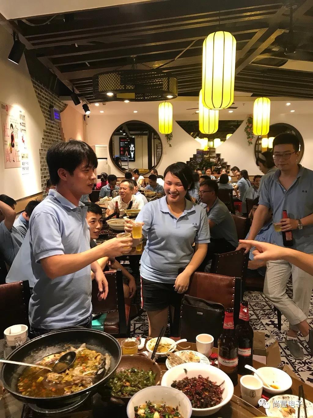 朋友聚餐庆祝高清摄影大图-千库网